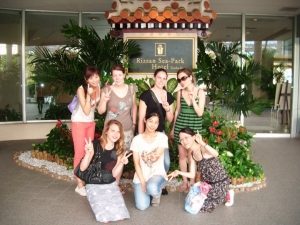 Jag arbetar på xxxxx i Okinawa nu och jag tycker mycket om att jag kan träffa många japanska vänner och jag kan förbättra min japanska kommunikationsförmåga. - Ceci