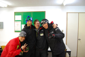 „Das Beste an meiner Erfahrung war der Schnee (bei weitem der beste Schnee, auf dem ich gefahren bin!), Der es ermöglichte, all die großartigen Menschen zu treffen, mit Menschen einer anderen Kultur zusammenzuarbeiten, etwas über ihre Kultur zu lernen und viel Skifahren zu lernen von verschiedenen Fähigkeiten und aus der ganzen Welt “- Jordanien